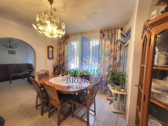 КОЛХОЗЕН ПАЗАР -- ДО БИЛА -- НАПЪЛНО ОБЗАВЕДЕН АПАРТАМЕНТ-- БЕЗ ВЪНШНИ СТЕНИ  - 0