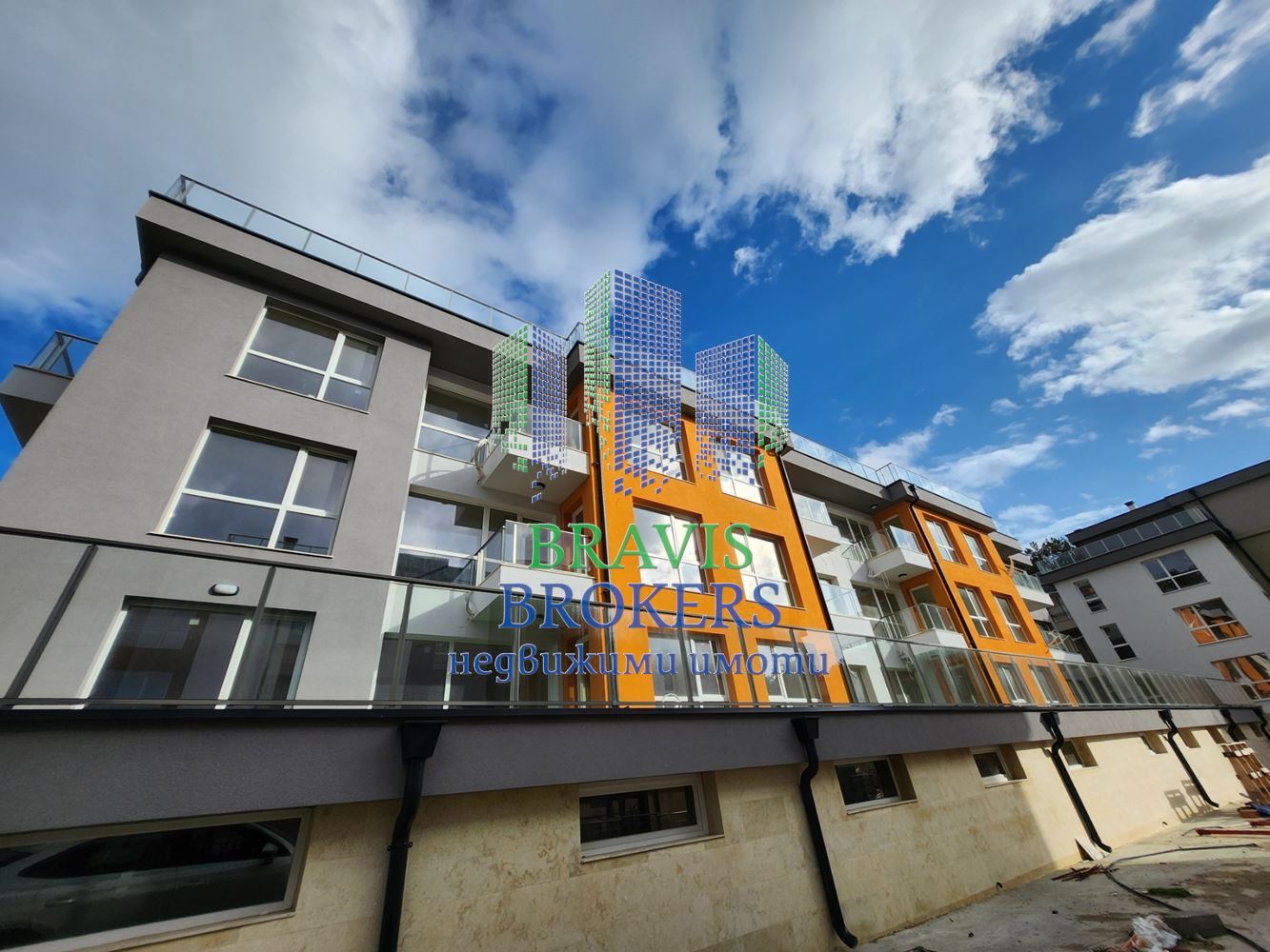 ПРЕКРАСЕН ТРИСТАЕН АПАРТАМЕНТ - СРЕДЕН ЕТАЖ– МАЛКА БУТИКОВА СГРАДА -- АКТ 16 - ПАРКОМЕСТА - 0