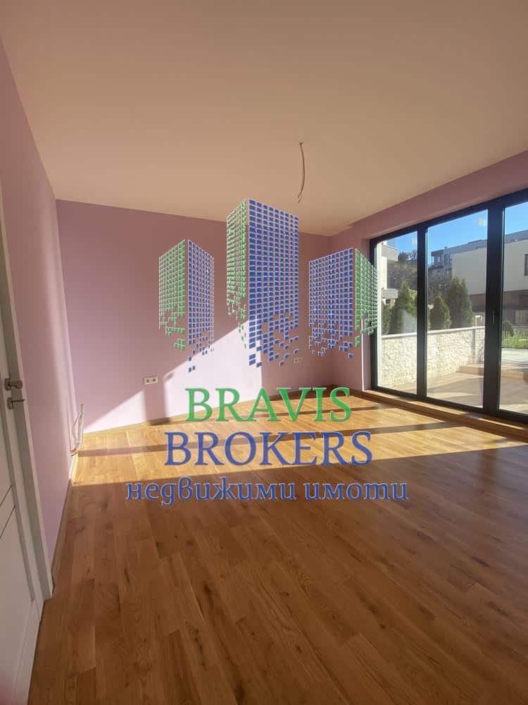 ОБЗАВЕДЕН ЧЕТИРИСТАЕН АПАРТАМЕНТ 225 КВ.М — ДНЕВНА 38 КВ.М. И ТРИ ГОЛЕМИ СПАЛНИ — ТРИ САНИТАРНИ — ПРОСТОРНА ВЕРАНДА - 0