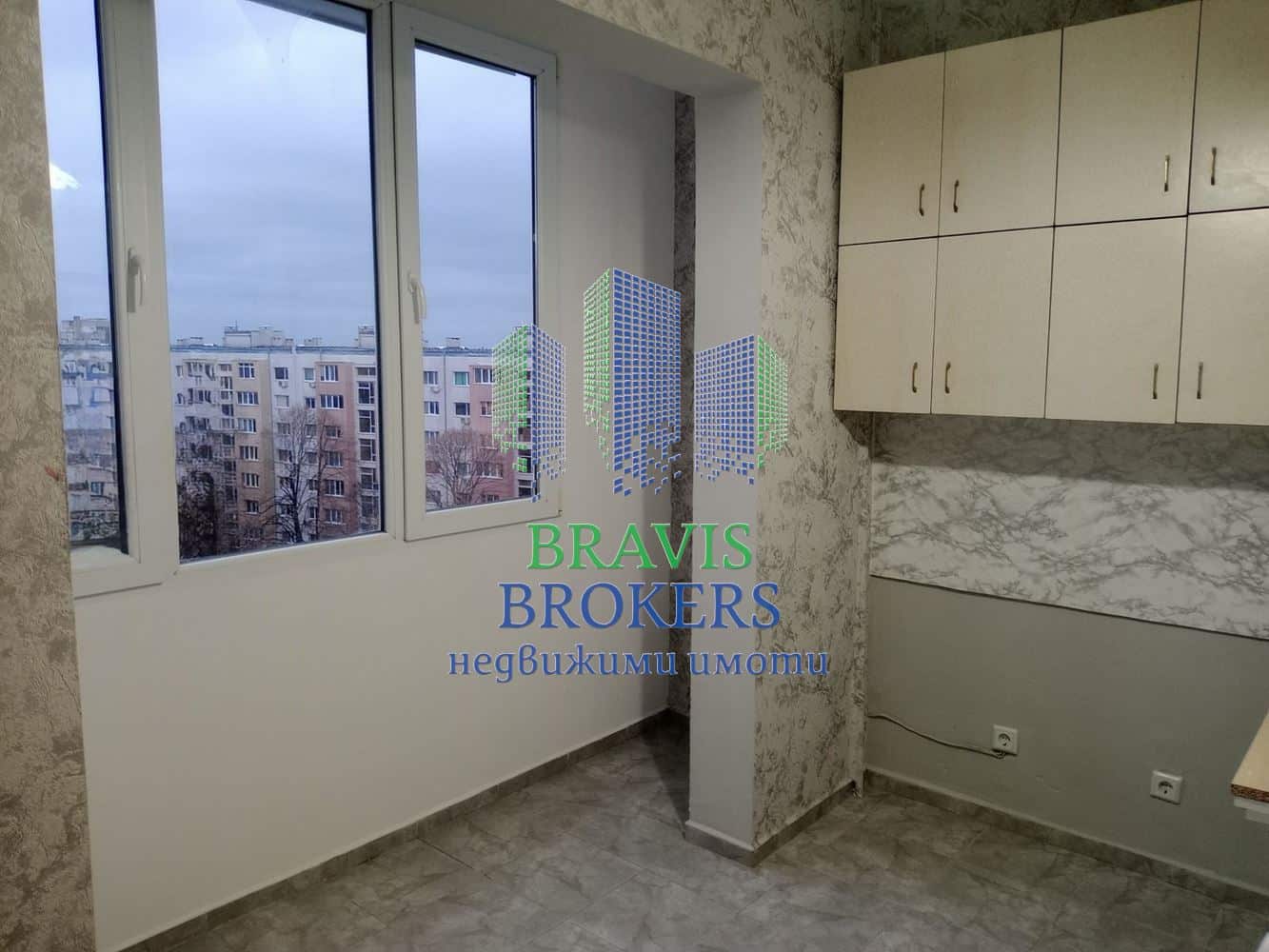 БАЗАР ЛЕВСКИ – ОБЗАВЕДЕН ТРИСТАЕН — СРЕДЕН ЕТАЖ - ТОП ЛОКАЦИЯ - 0