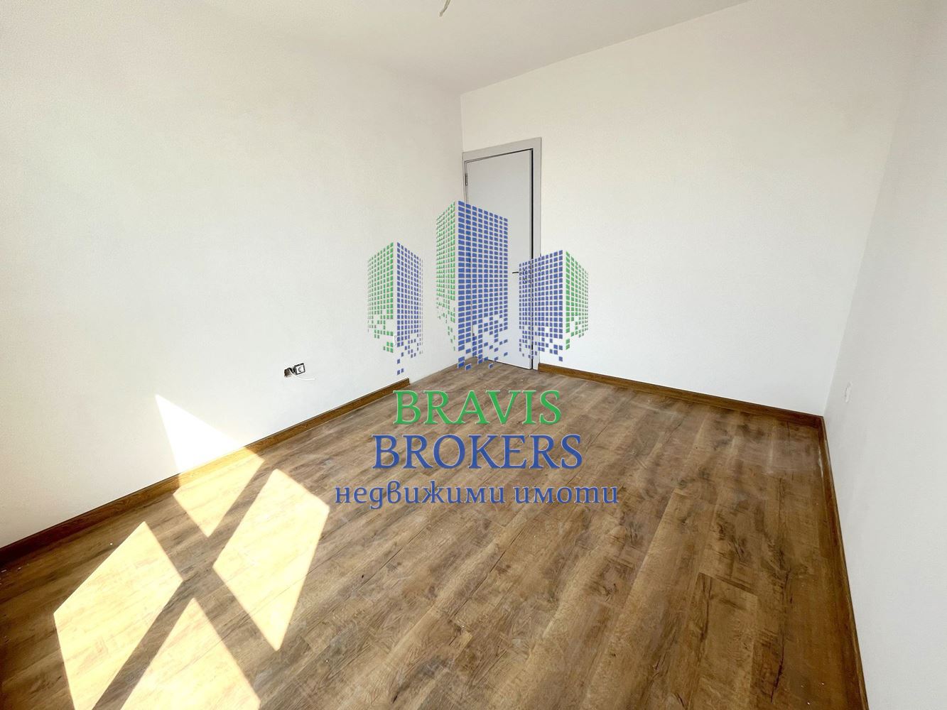 ЕКСКЛУЗИВНО - ДО МАГАЗИН РЕГАЛ - ТРИСТАЕН "ДО КЛЮЧ" С КУХНЯ - ИЗЦЯЛО ЮЖЕН - СРЕДЕН ЕТАЖ - ДНЕВНА = 23 кв.м - ДВЕ СПАЛНИ - 0