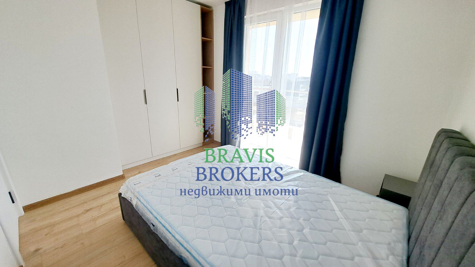 Напълно обзаведен двустаен апартамент - Паркомясто в цената - Запад - 0