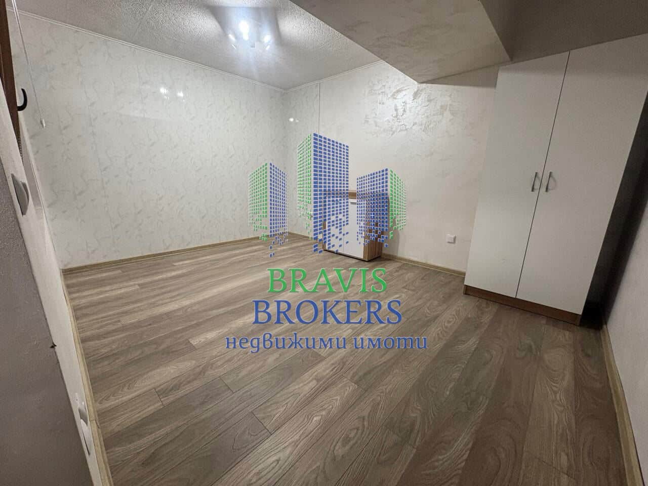 ВАРНА БРИЗ – ОБЗАВЕДЕН ТРИСТАЕН АПАРТАМЕНТ – ТУХЛА СГРАДА – СОБСВЕН ДВОР - ГОТОВ ЗА НАНАСЯНЕ - ТОП ЛОКАЦИЯ - 0