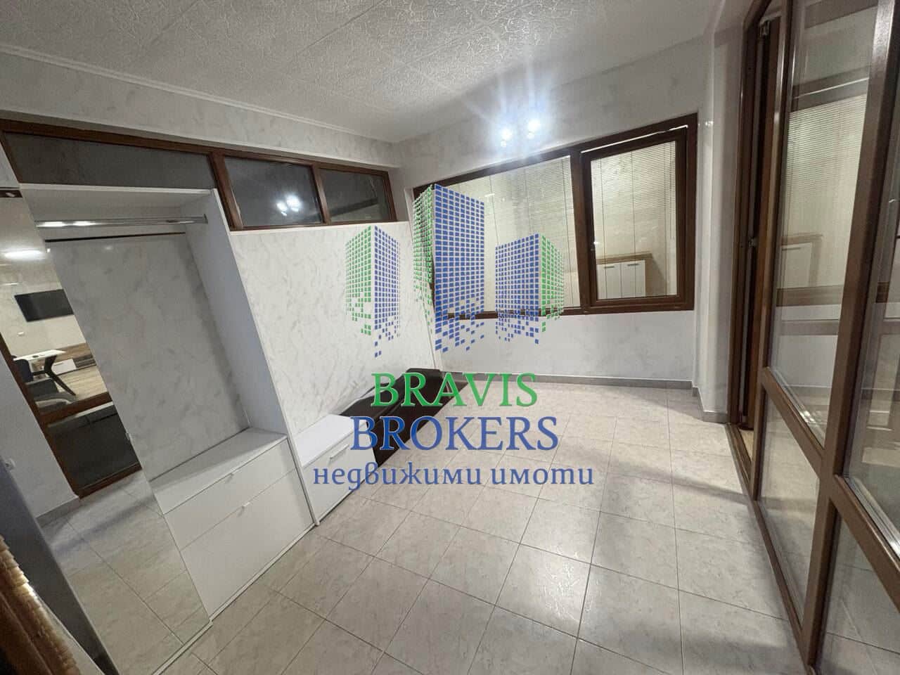 ВАРНА БРИЗ – ОБЗАВЕДЕН ТРИСТАЕН АПАРТАМЕНТ – ТУХЛА СГРАДА – СОБСВЕН ДВОР - ГОТОВ ЗА НАНАСЯНЕ - ТОП ЛОКАЦИЯ - 0