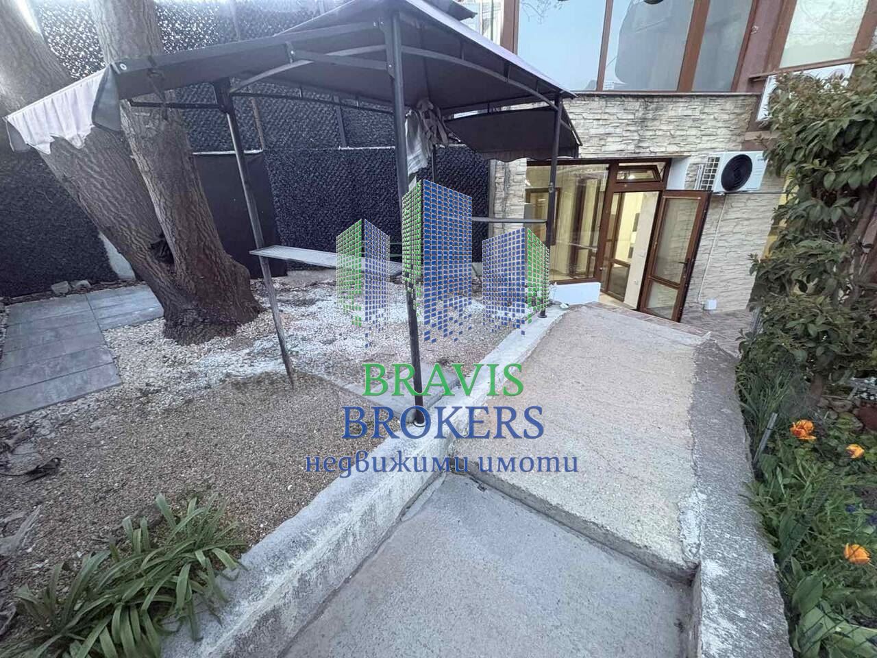 ВАРНА БРИЗ – ОБЗАВЕДЕН ТРИСТАЕН АПАРТАМЕНТ – ТУХЛА СГРАДА – СОБСВЕН ДВОР - ГОТОВ ЗА НАНАСЯНЕ - ТОП ЛОКАЦИЯ - 0